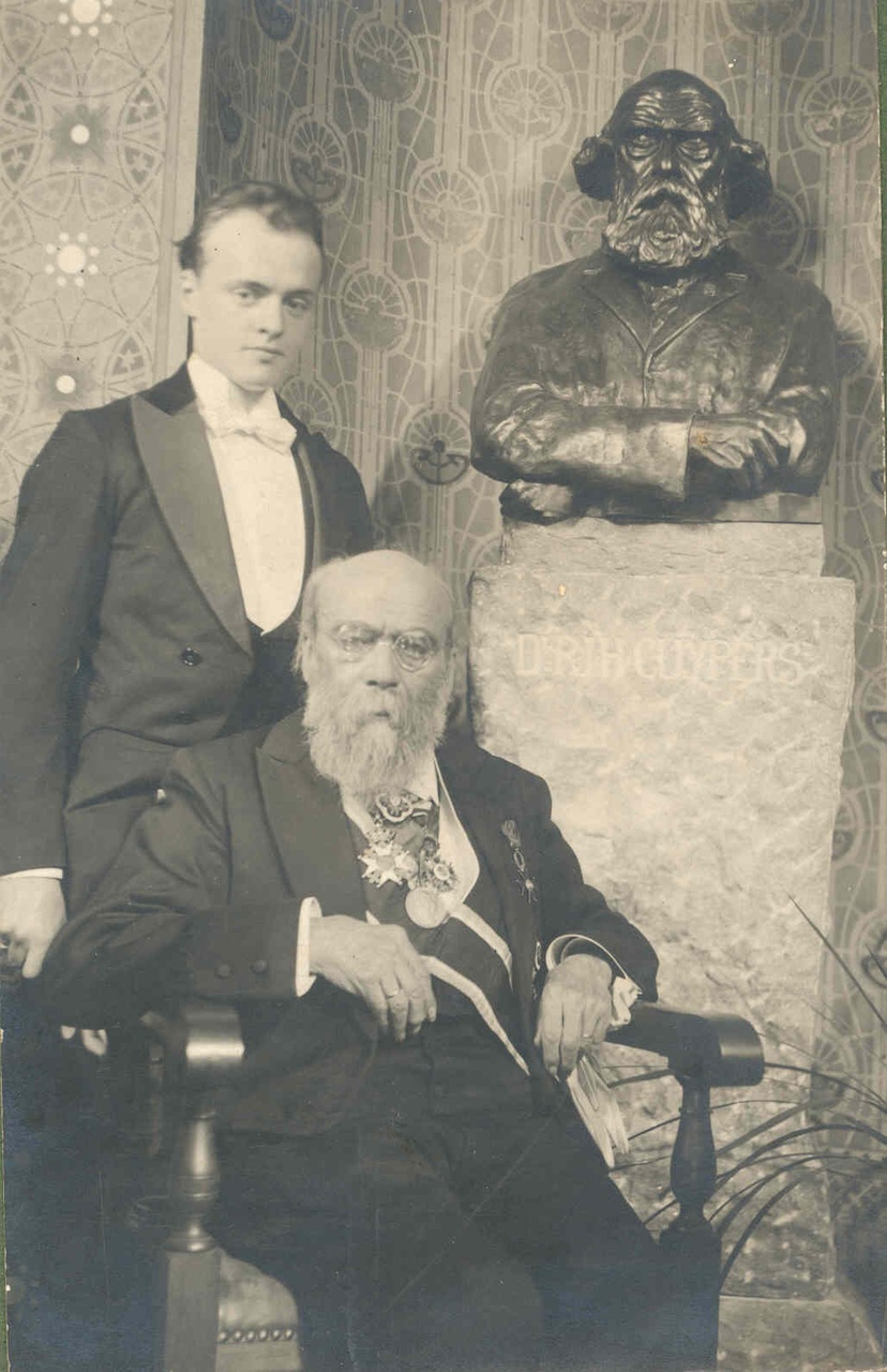 Dr. P.J.H. Cuypers met met de ontwerper van het borstbeeld (Michiel Cuypers) bij gelegenheid van zijn 90e verjaardag Dr. P.J.H. Cuypers