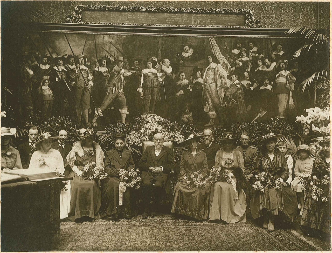 Foto ter gelegenheid van de viering van de 90ste verjaardag van Dr. P. Cuypers genomen in het Rijks Museum te Amsterdam.