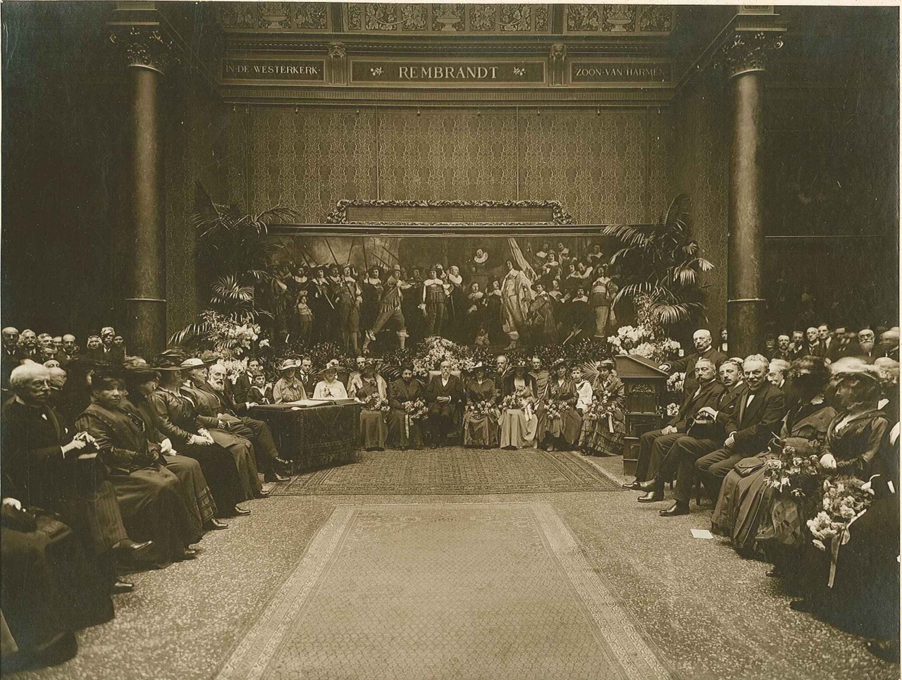 Foto ter gelegenheid van de viering van de 90ste verjaardag van Dr. P. Cuypers genomen in het Rijks Museum te Amsterdam.