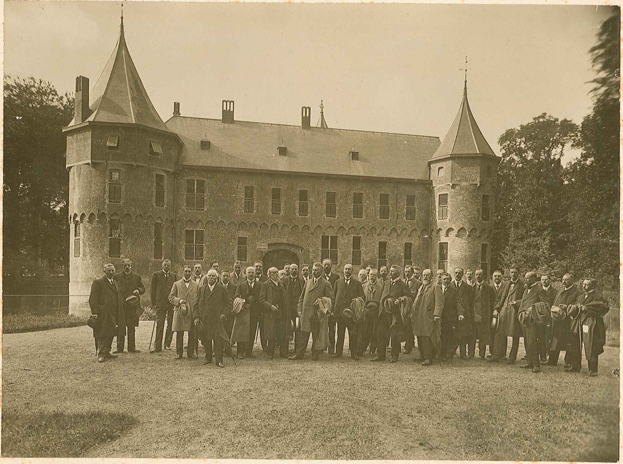 Foto van Dr. P.J.H. Cuypers en Ir. Jos Th Cuypers met het gezamenlijk personeel bij een bezoek aan 'het Loo'.