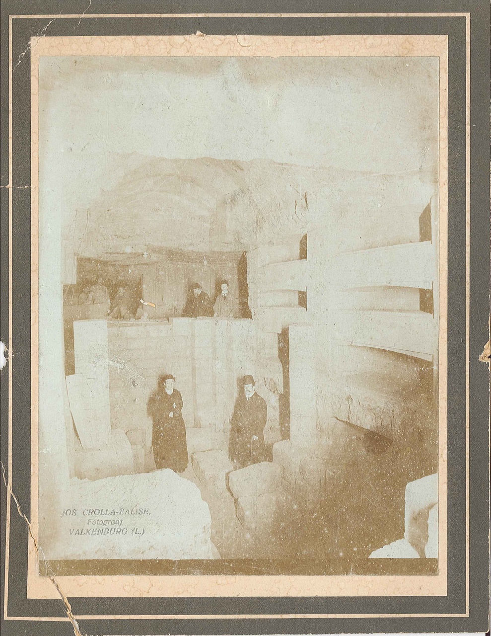 Foto van Dr. P.J.H. Cuypers bij een bezoek aan de catacomben in Valkenburg