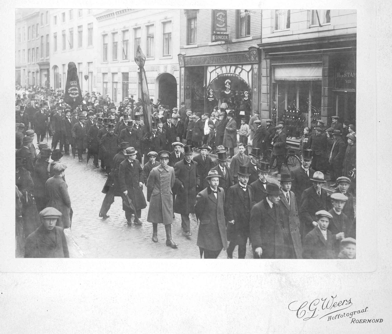 De begrafenisstoet van Dr. Cuypers in Roermond