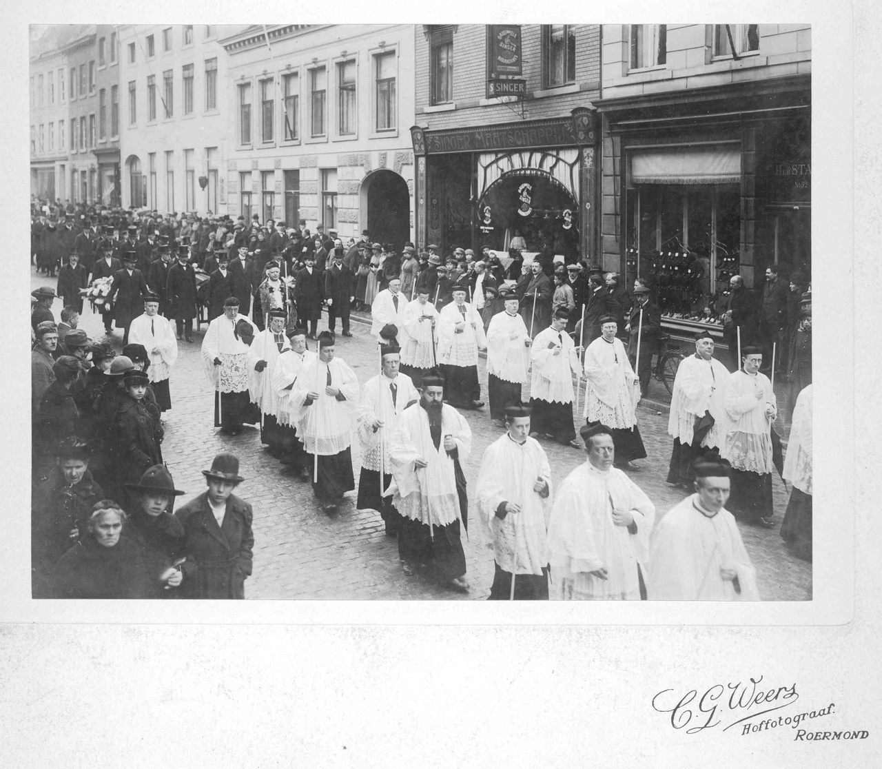 De begrafenisstoet van Dr. Cuypers in Roermond