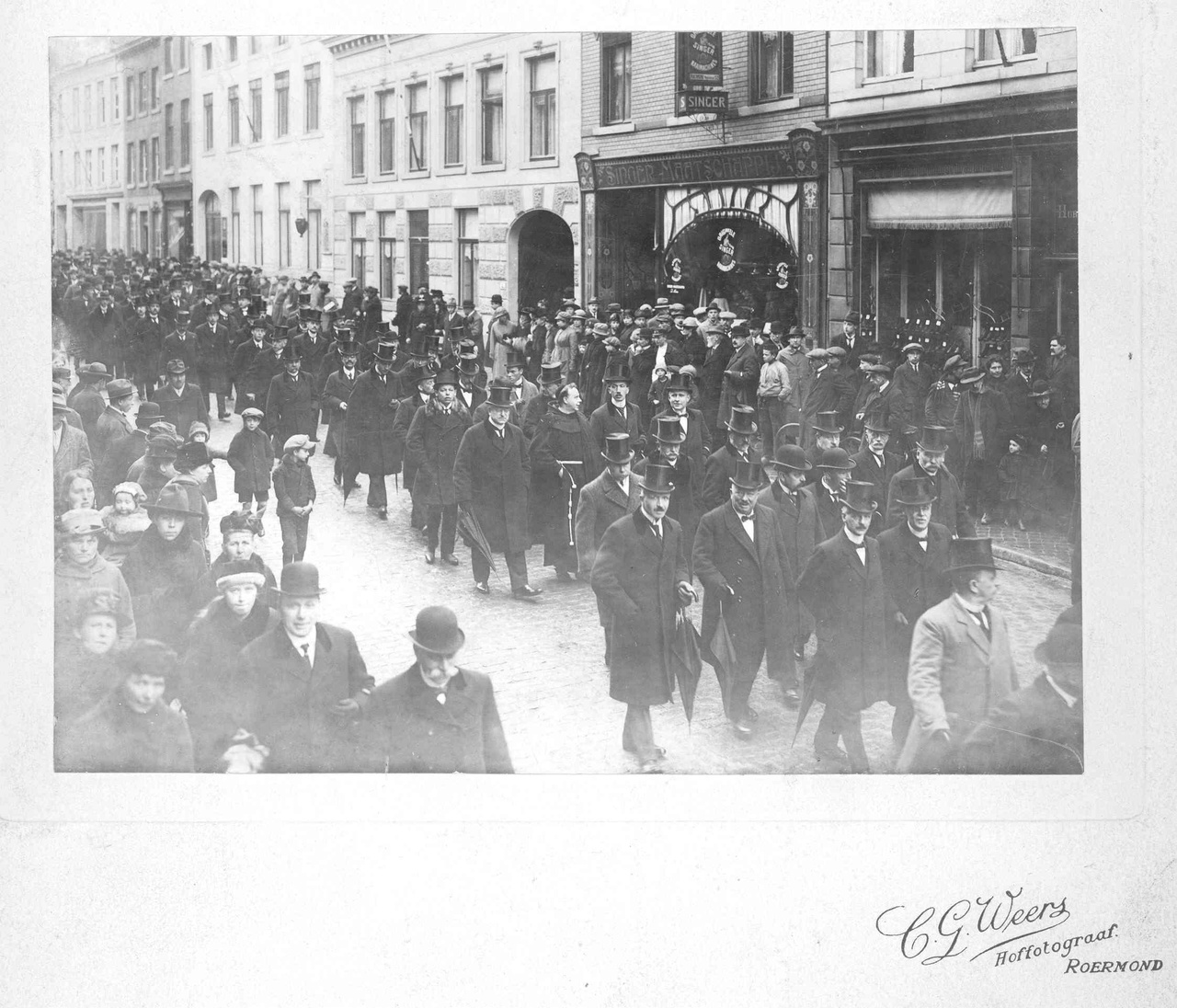 De begrafenisstoet van Dr. Cuypers in Roermond