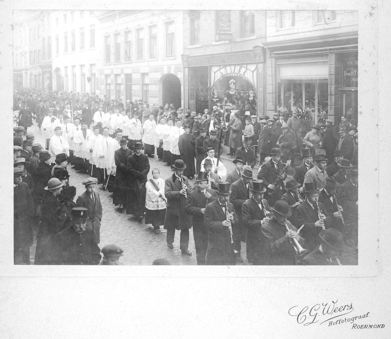 De begrafenisstoet van Dr. Cuypers in Roermond