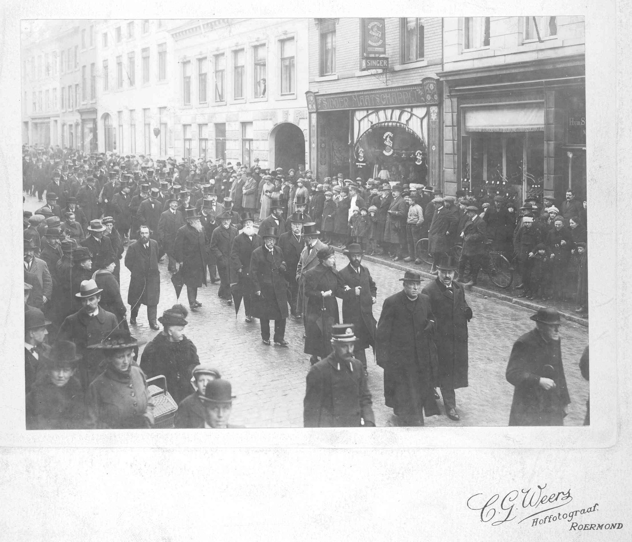 De begrafenisstoet van Dr. Cuypers in Roermond