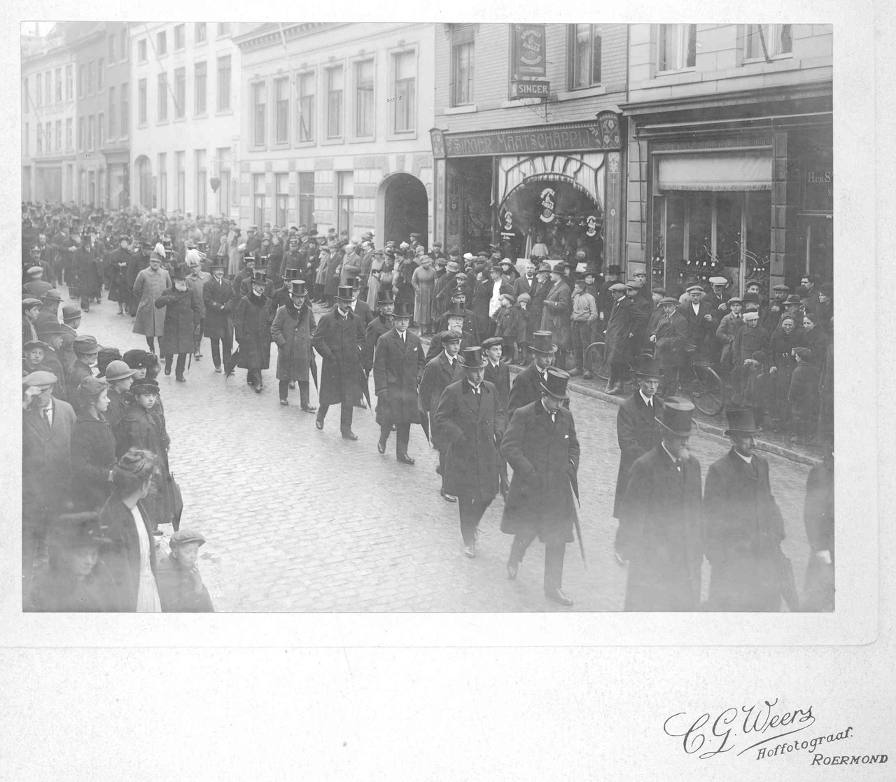 De begrafenisstoet van Dr. Cuypers in Roermond