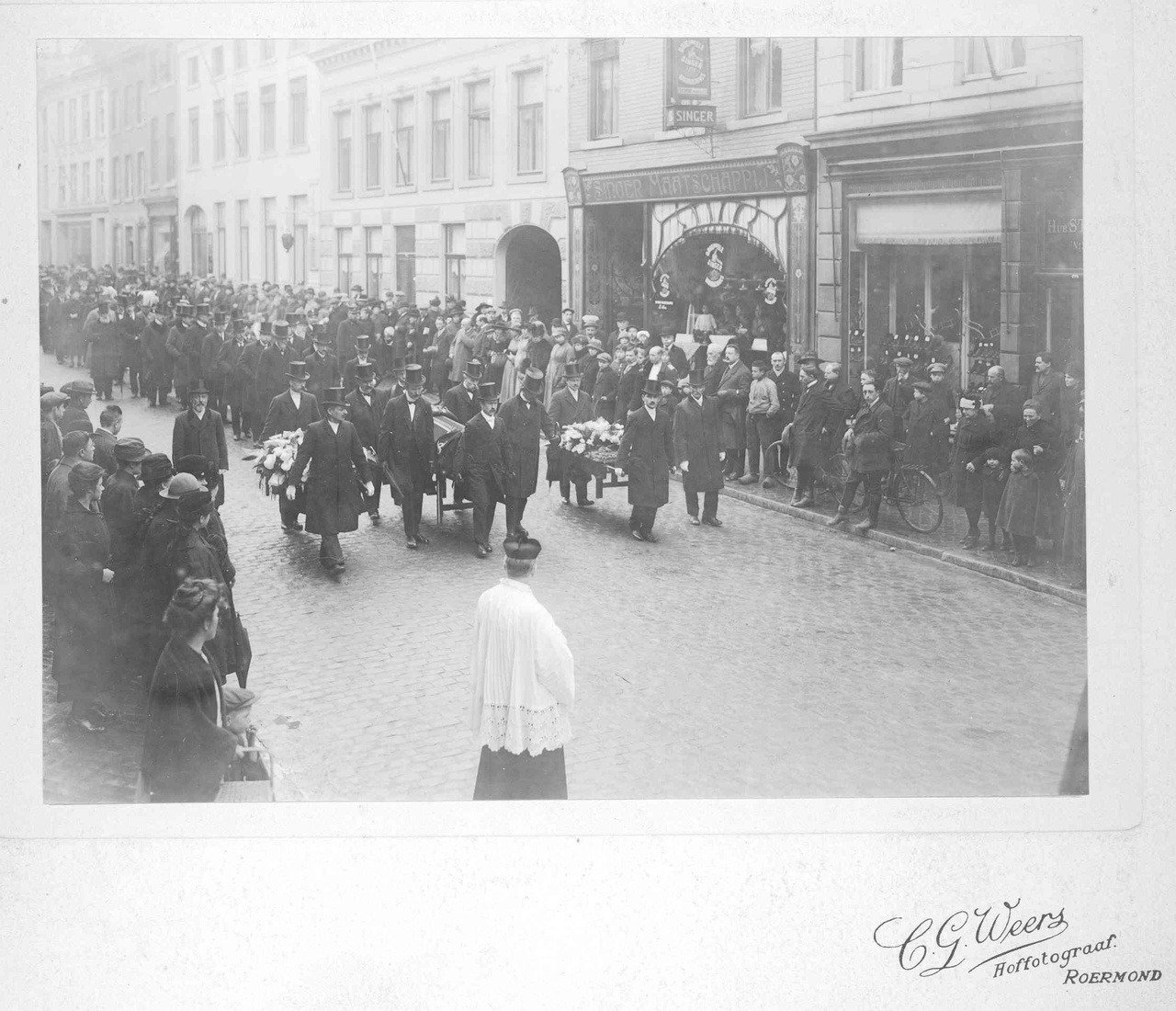 De begrafenisstoet van Dr. Cuypers in Roermond