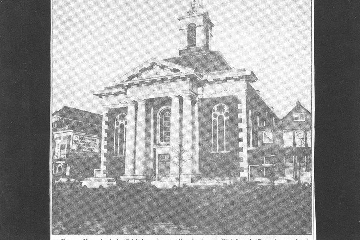 Krantenknipsel met een foto van de Havenkerk te Schiedam
