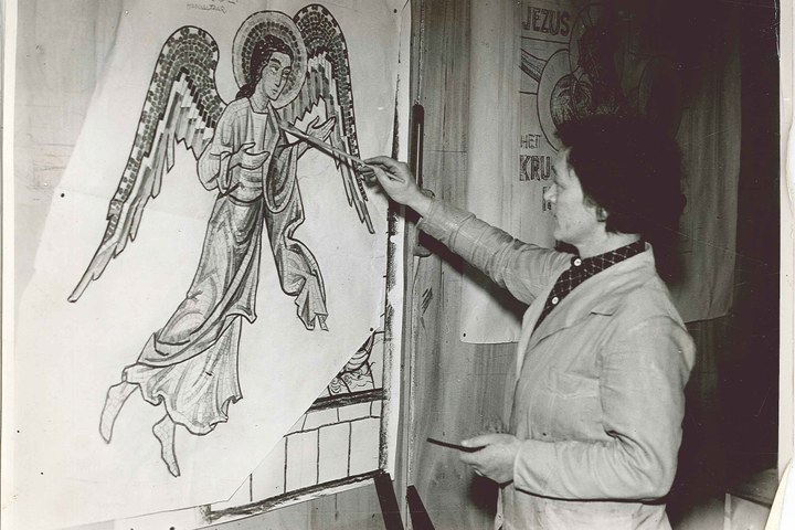 Foto uit de Cuypers' Kunstwerkplaatsen van rond 1930: Mevrouw Clementine Mehl-Alberdinck in de tekenzaal.