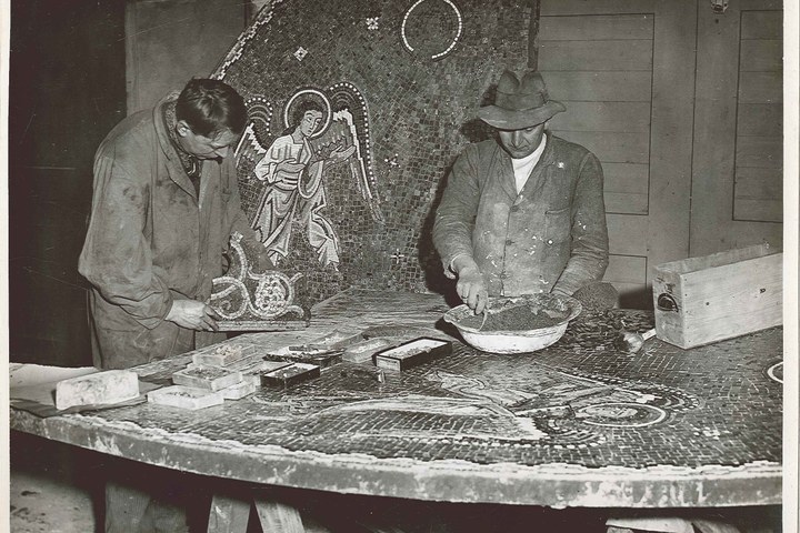 Foto uit de Cuypers' Kunstwerkplaatsen van rond 1930: de heren Henri Suiker en Piet Peeters bezig met het inleggen van een mozaïekfragment.