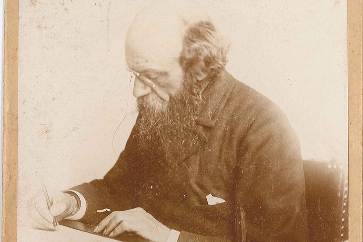 Fotoportret van Dr. P.J.H. Cuypers aan de tekentafel