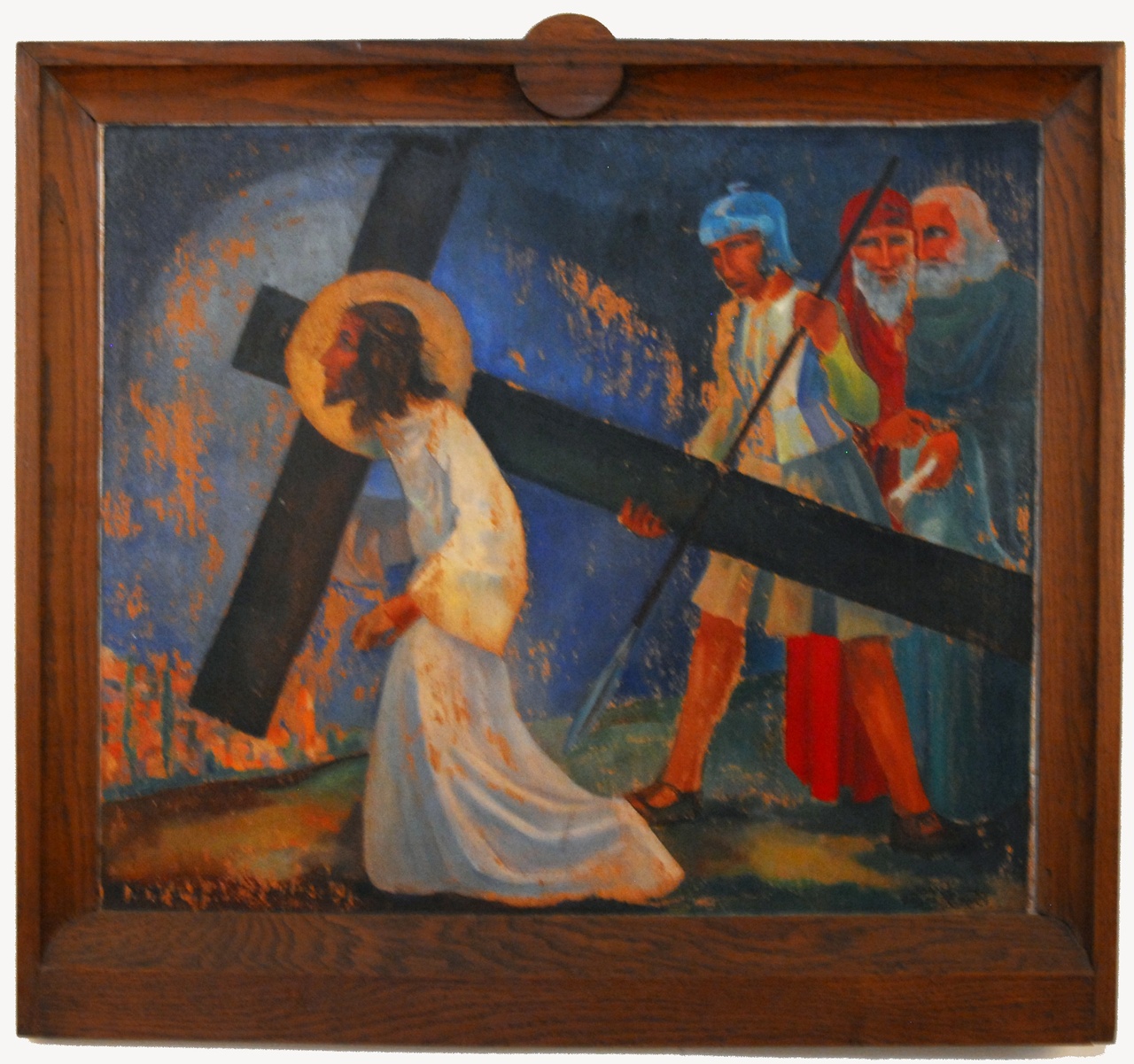 Kruiswegstatie: Christus loopt onder het kruis