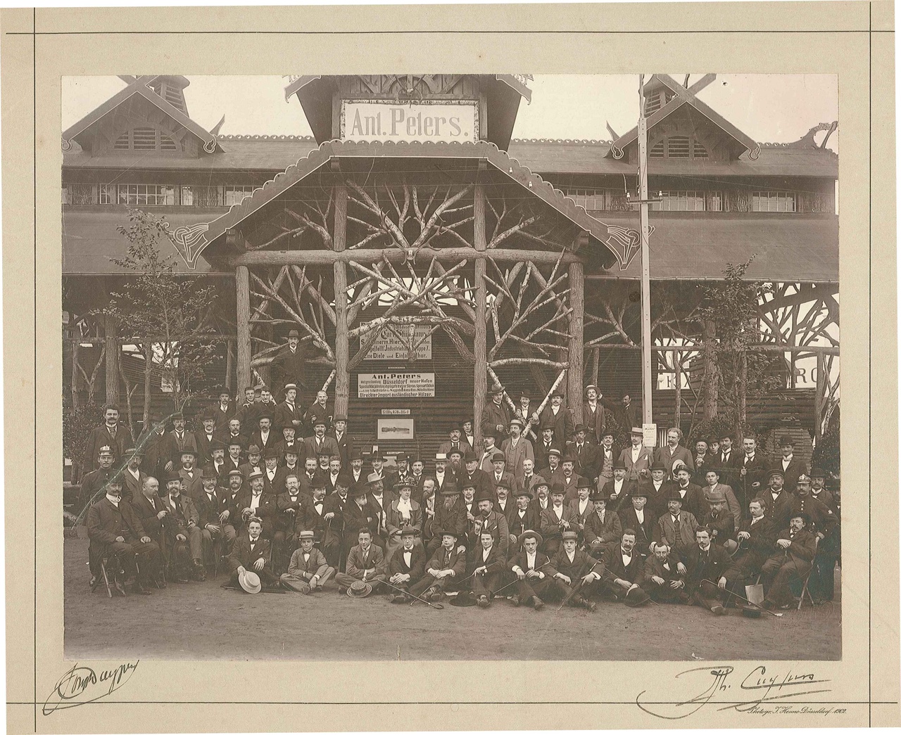 Groepsfoto met personeel van de Kunstwerkplaatsen Cuypers en Co.