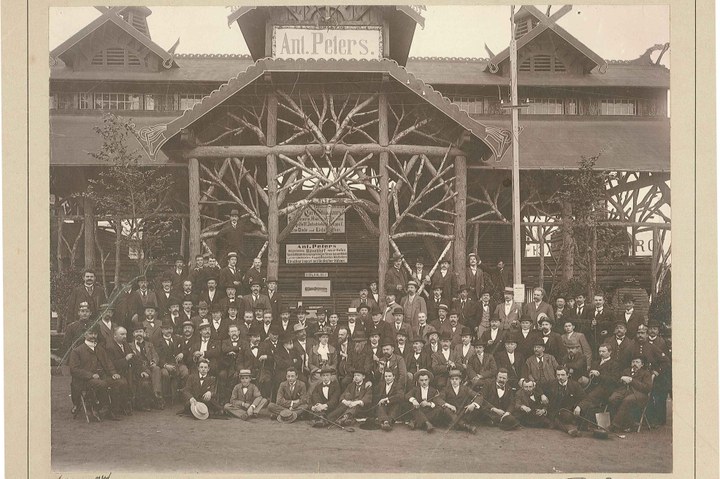 Groepsfoto met personeel van de Kunstwerkplaatsen Cuypers en Co.