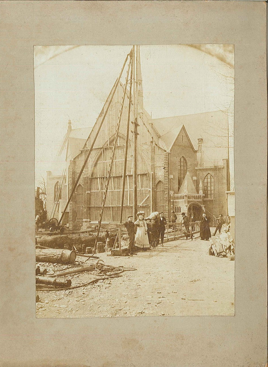 Foto van een kerk in aanbouw (Zoeterwoude)