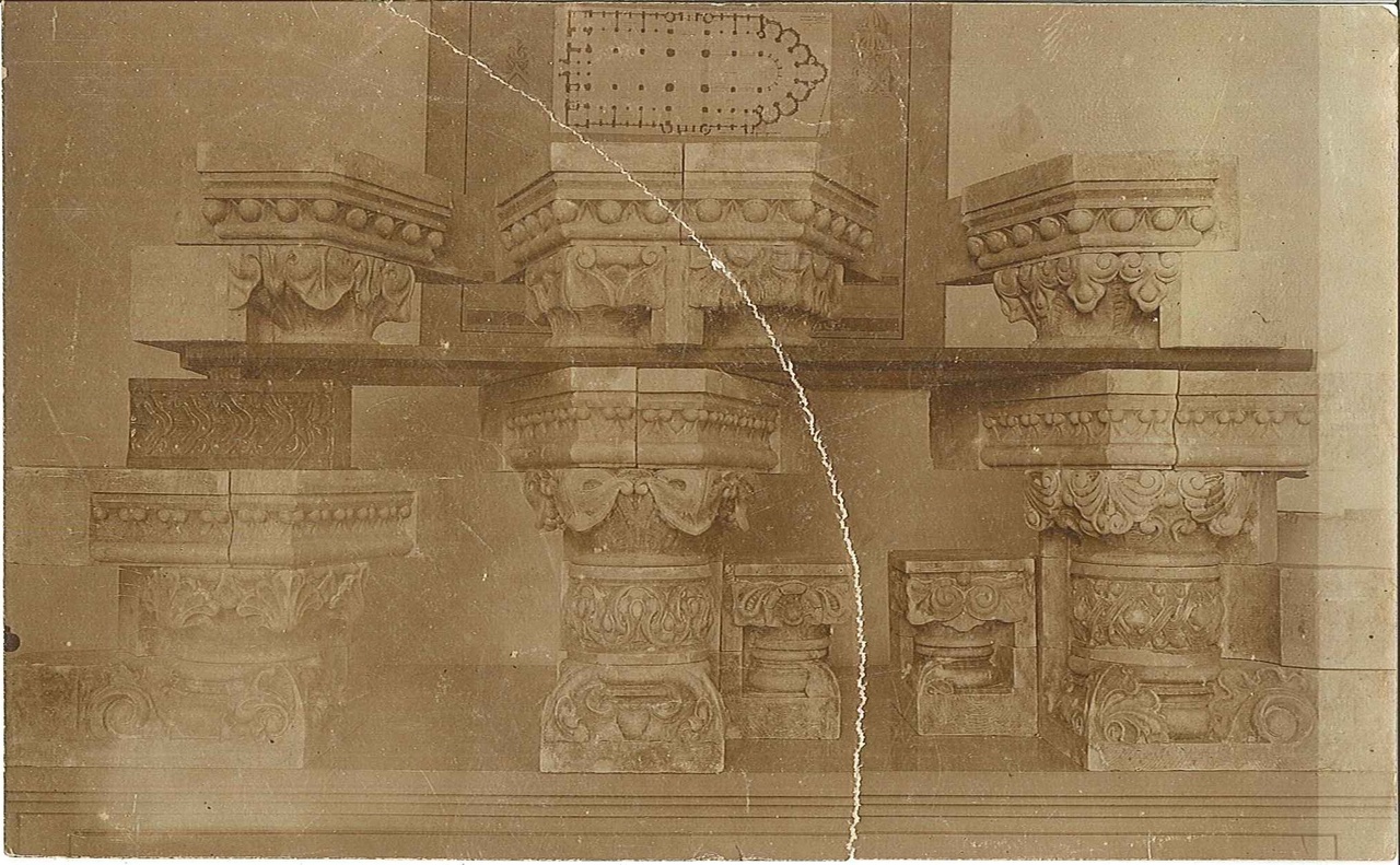 Enkele foto's van bouwfragmenten (sluitstenen, kapitelen, e.d.) van de St. Bavo te Haarlem op karton geplakt.
