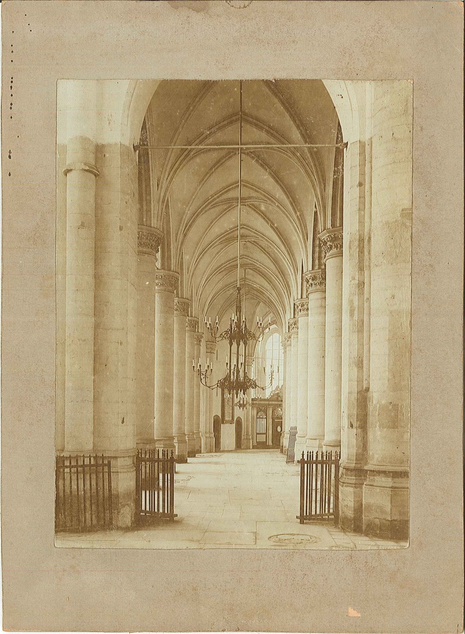 Foto van interieur van een kerk (Dordrecht?))