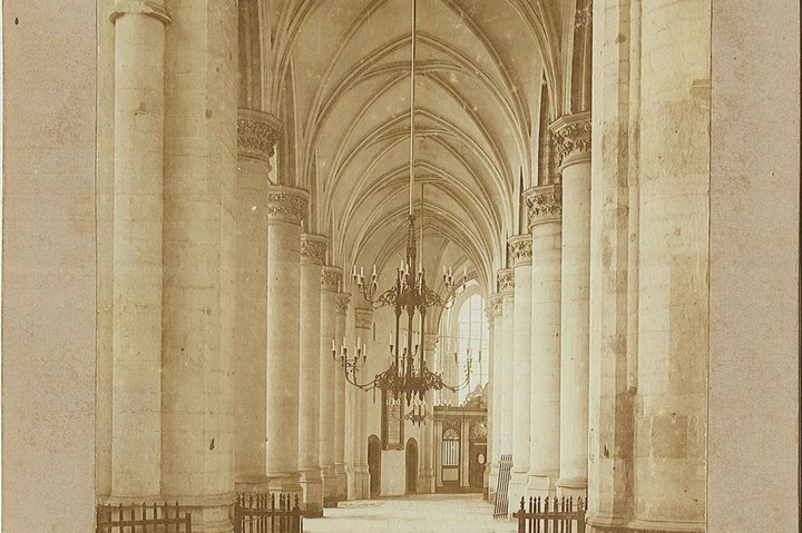 Foto van interieur van een kerk (Dordrecht?))