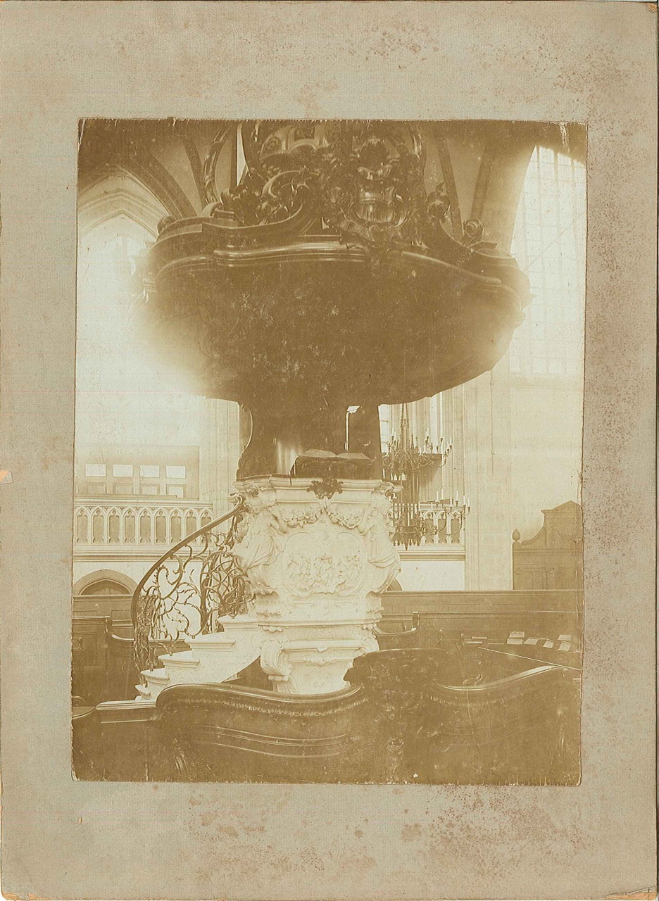 Foto van een preekstoel in een kerk te Dordrecht