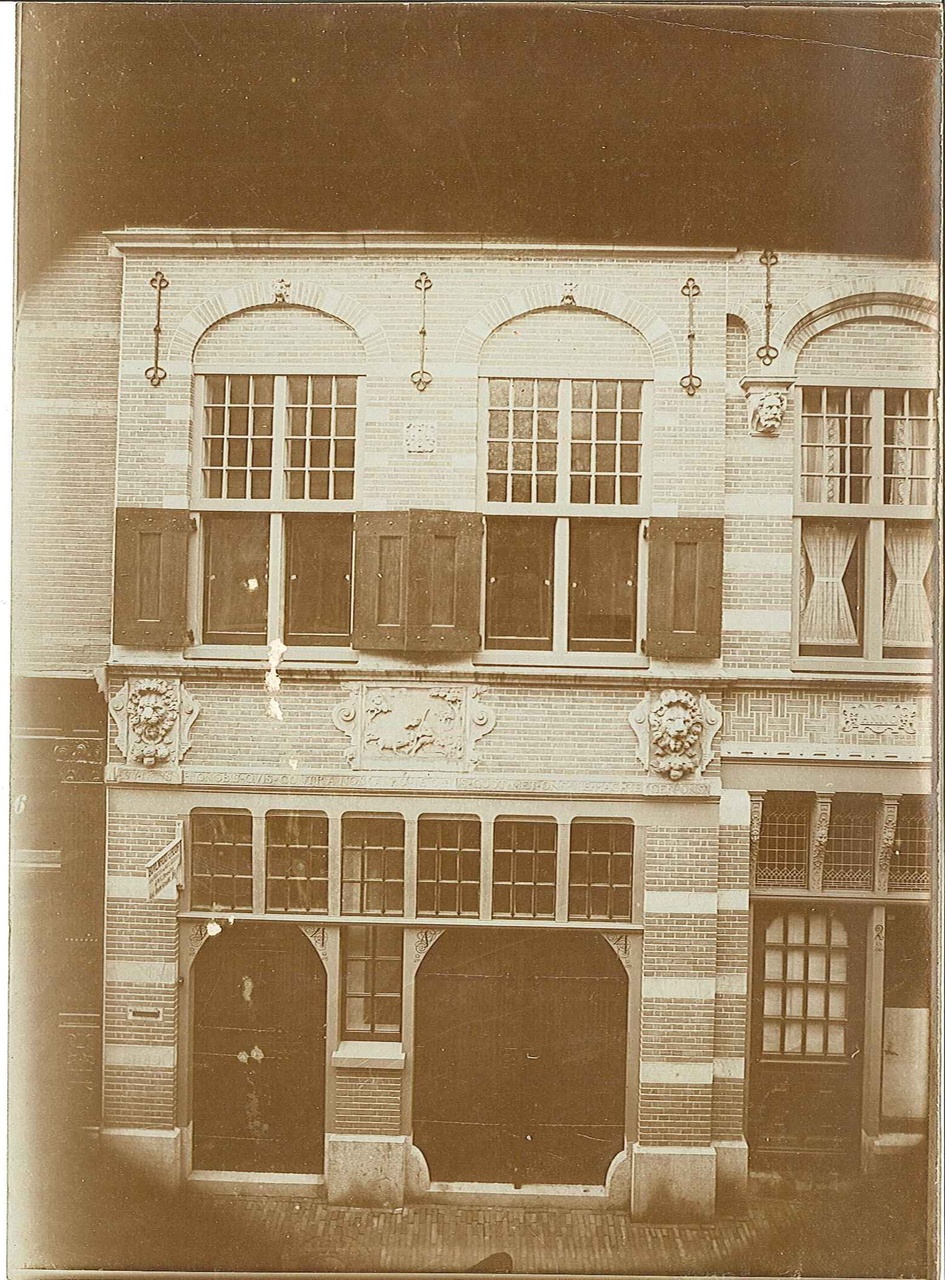 Foto van een gevel van een stadspand (bedrijfspand) in de Warmoesstraat te Haarlem.