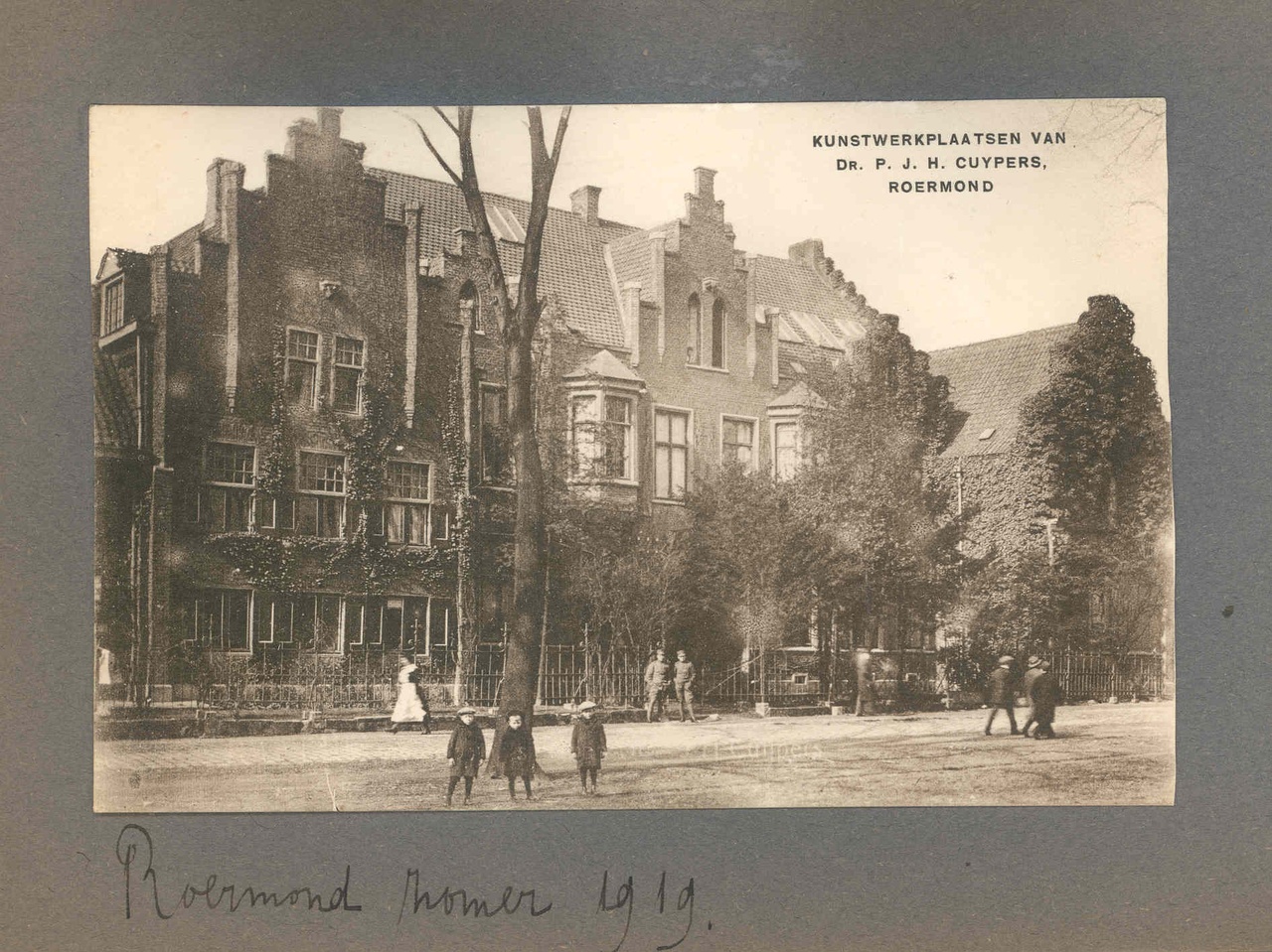 Fotoboekje met o.a. foto's van het huis en de tuin van familie Cuypers.