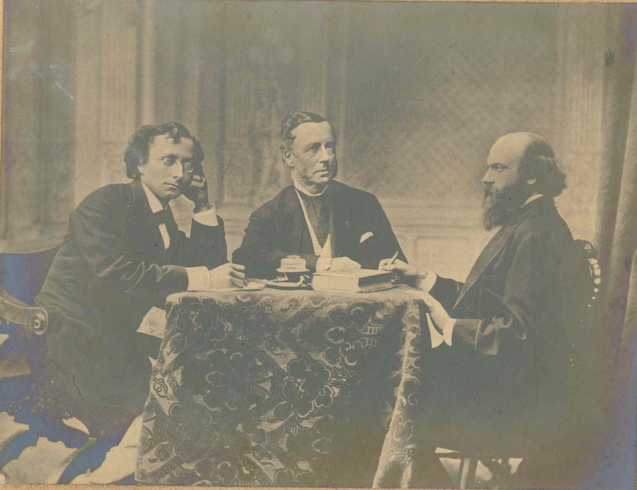 Groepsfoto Dr. P,J.H. Cuypers, Jhr. Verheyden en Prof. Hubrecht tijdens een studiereis voor een museum van Natuurlijke Historie.