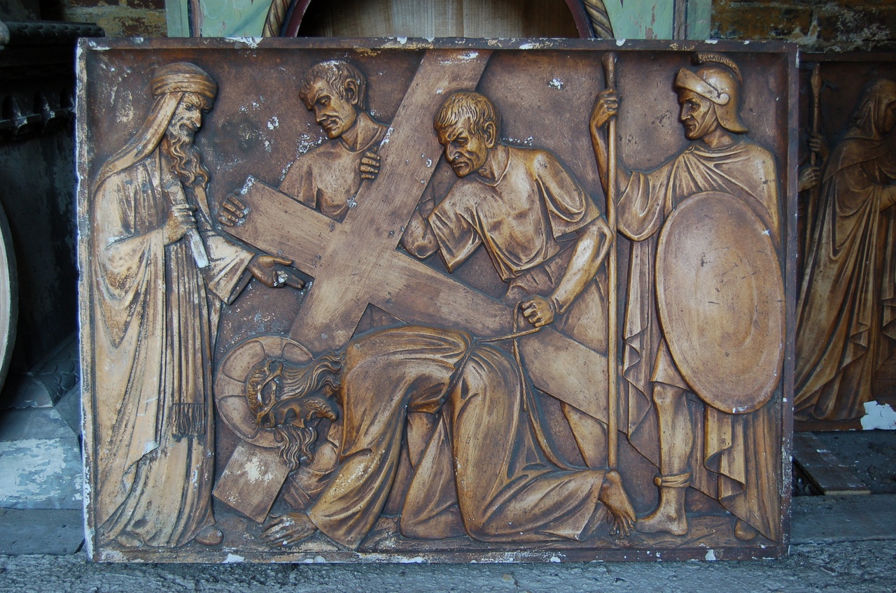 Kruiswegstatie: Jezus valt op zijn knieën