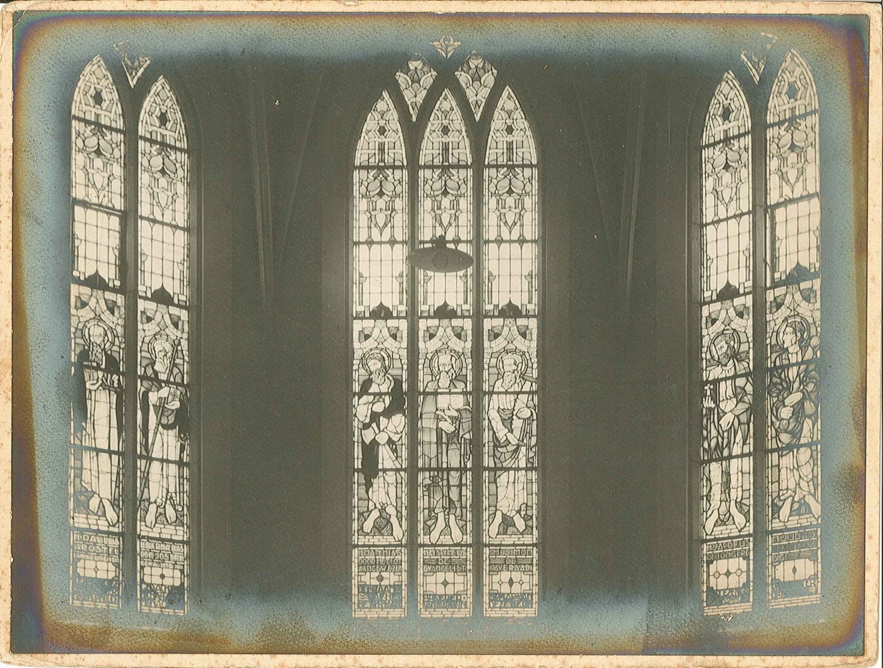 Foto van de transeptvensters de R.K. Kerk van de H. Jacobus de Meerdere te Den Dungen.