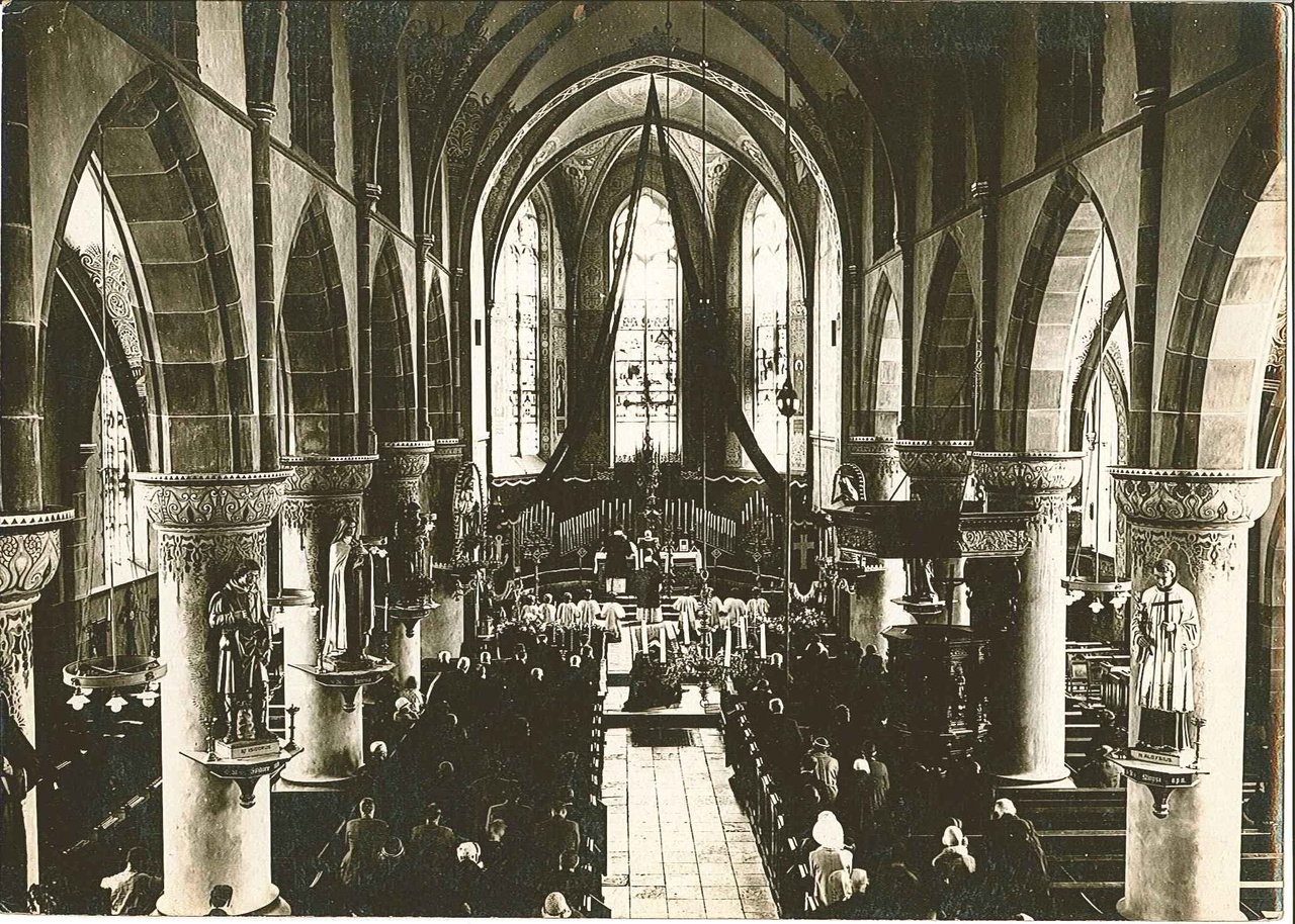 Foto uit 1931 van een H. Mis in de Andreaskerk te Zevenaar.