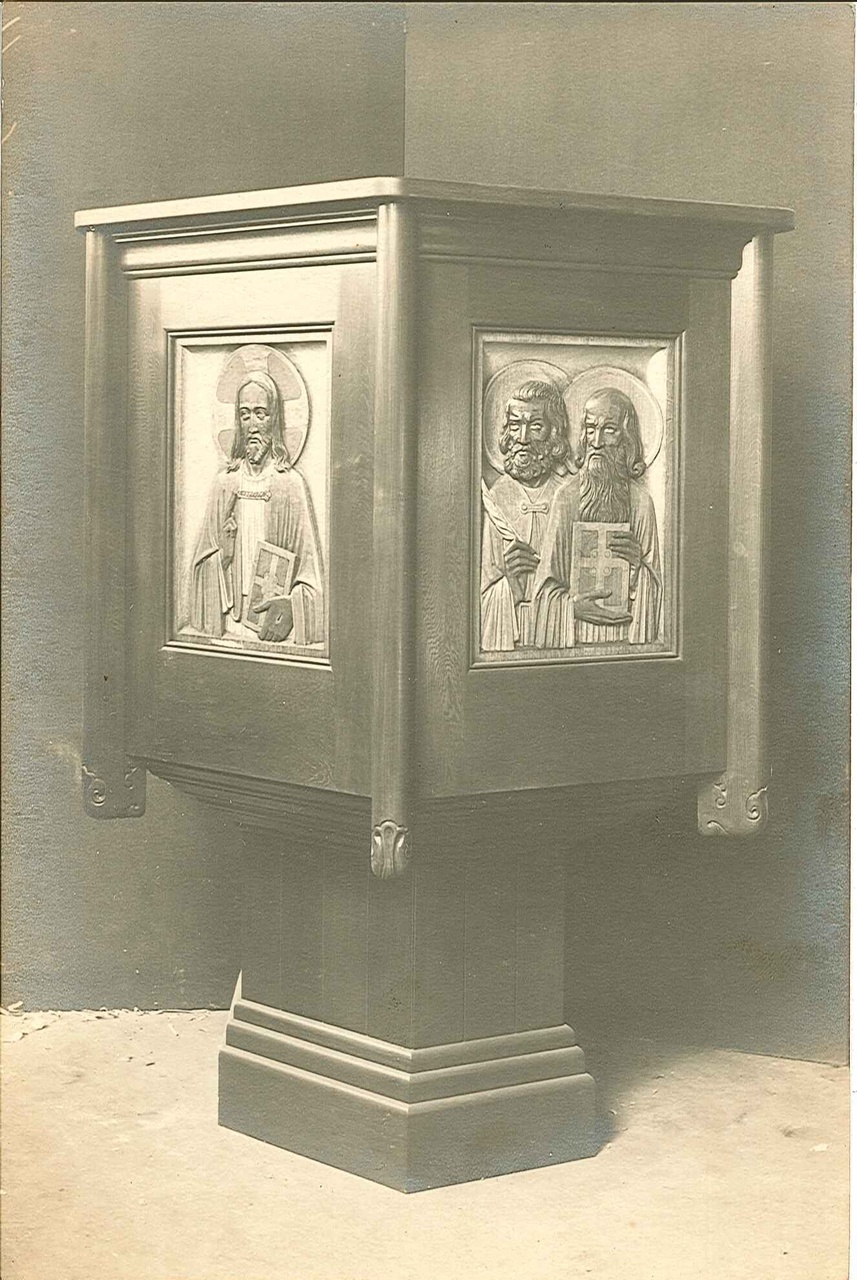 Foto van een houten preekstoel te Koetaradja.