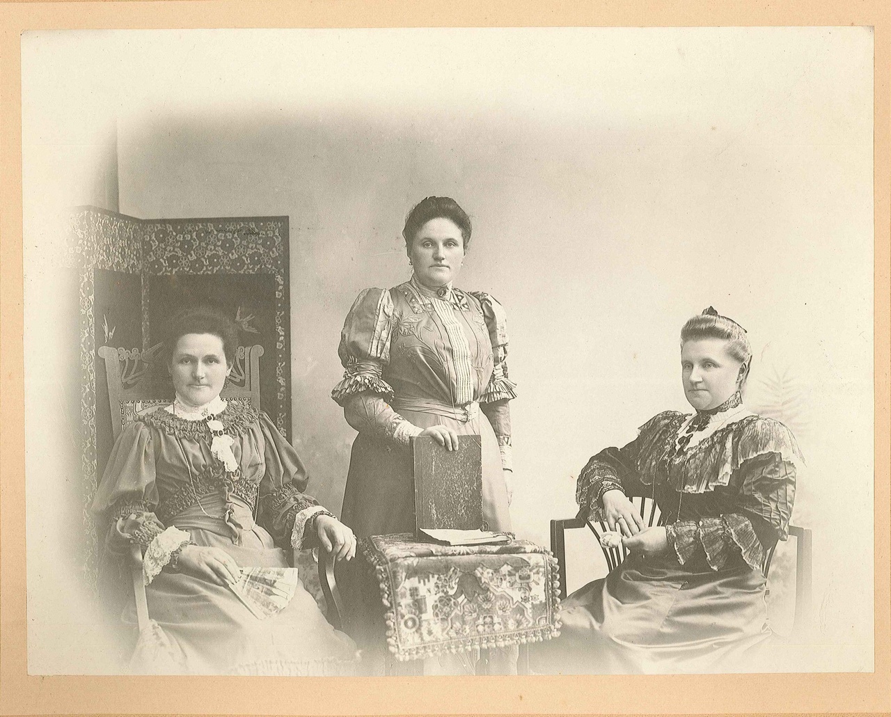 Fotoportret van drie onbekende vrouwen