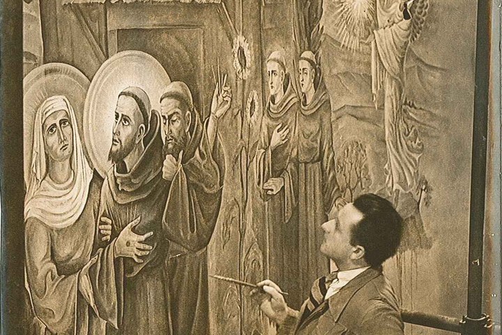 Foto van een schilder in Cuypers' Werkplaatsen bezig met een  muurschildering voor de kapel van het moederhuis der franciscanessen te Bennebroek.