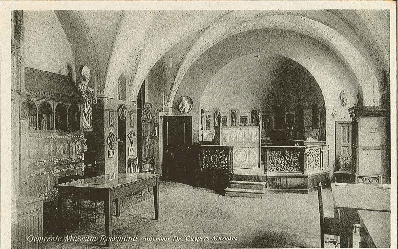 Foto van de Cuyperszaal in het Stedelijk Museum Roermond van ca. 1950