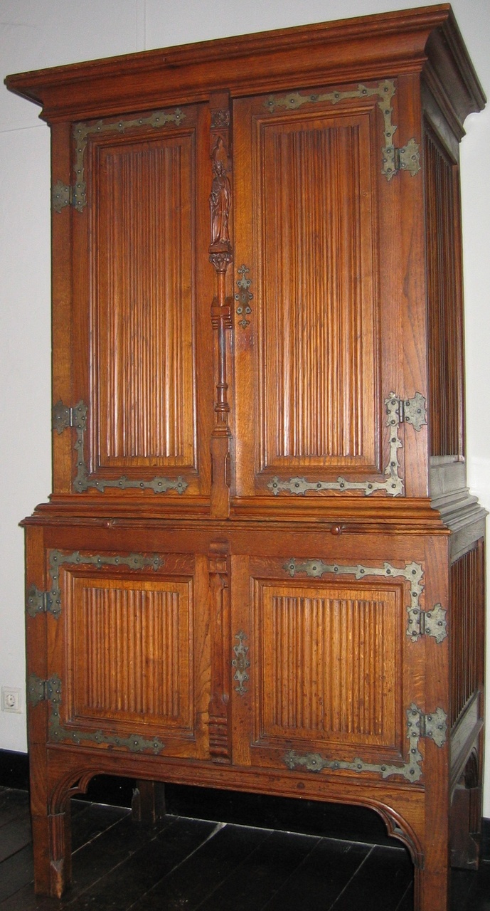 Vierdeurs kast met schrijfplank