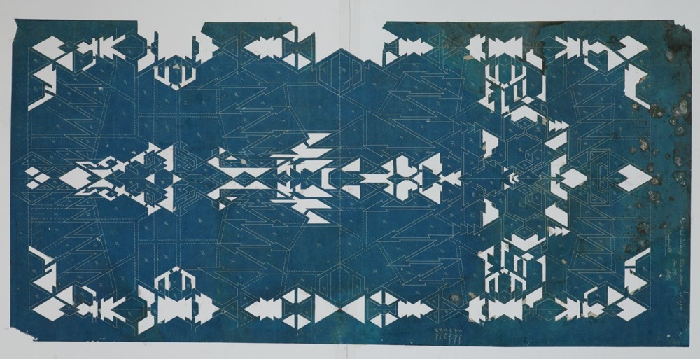 Blauwe lichtdruk tekening (of blauwdruk) met nummering van vakjes ten behoeve van uitsnijden tot een sjabloon.