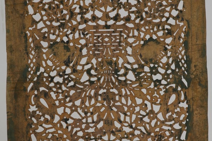 Rijk bewerkt sjabloon met motieven van zwanen, bloemen en franse lelies.