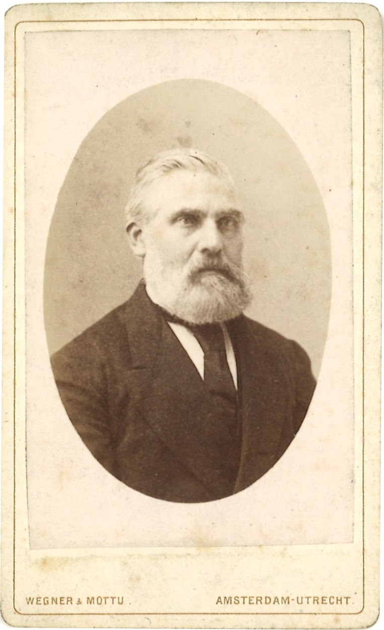 Portretfoto (carte de visite) van K. Bouman