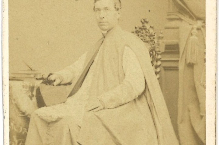 Portretfoto (carte-de-visite) van geestelijke