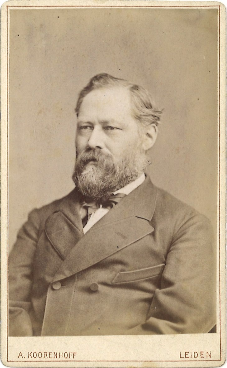 Portretfoto (carte de visite) van J.A. van Dijk