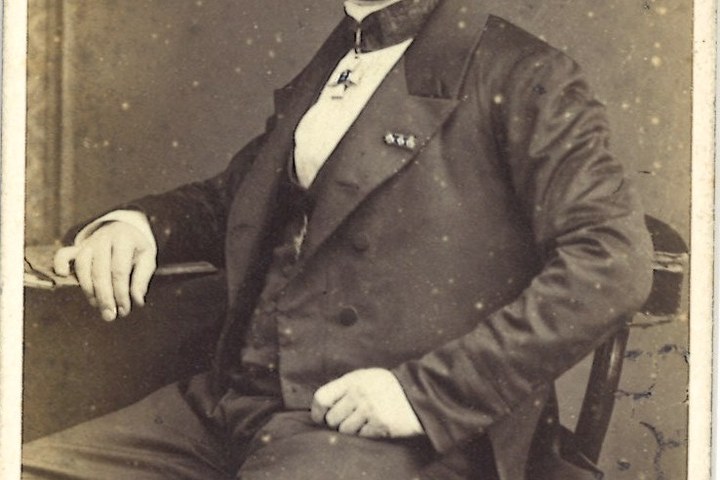 Verzameling van 17 Portretfoto's (carte-de-visite) van mannen: Dhr. J. Messchert van Vollenhoven
