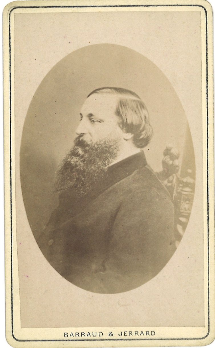 Portretfoto (carte de visite) van John Sutton