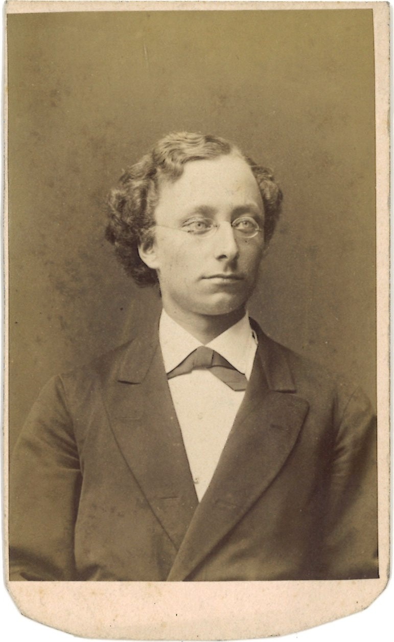 Portretfoto (carte de visite) van A.A.W. Hubrecht