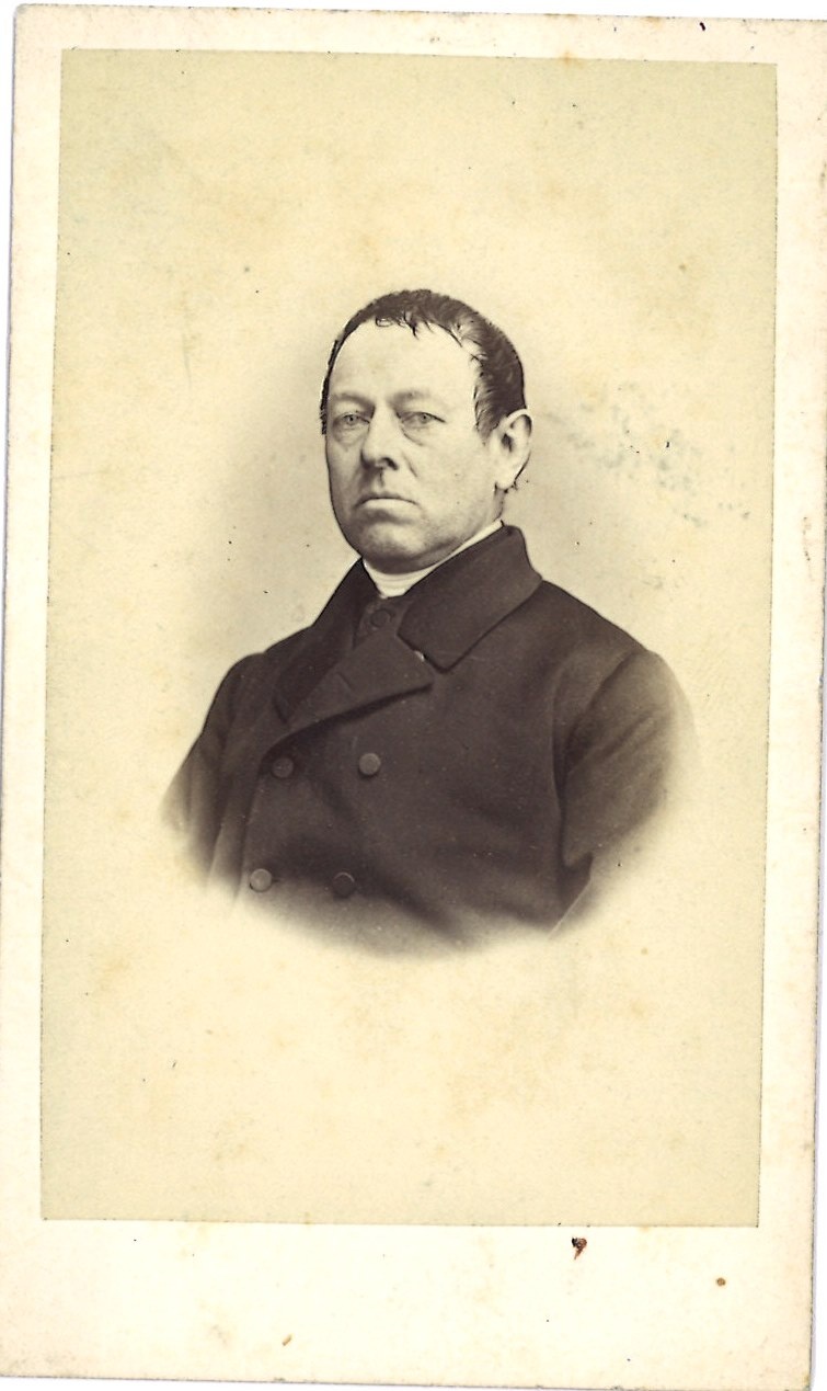 Verzameling van 51 Portretfoto's (carte-de-visite) van geestelijken: Pastoor v.d. Putten, 1868.