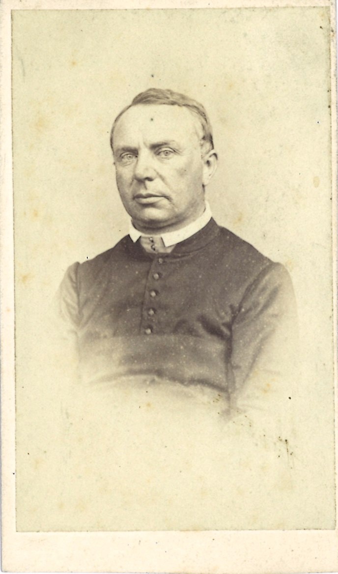 Verzameling van 51 Portretfoto's (carte-de-visite) van geestelijken: Pastoor Smits te Maastricht, 1868.