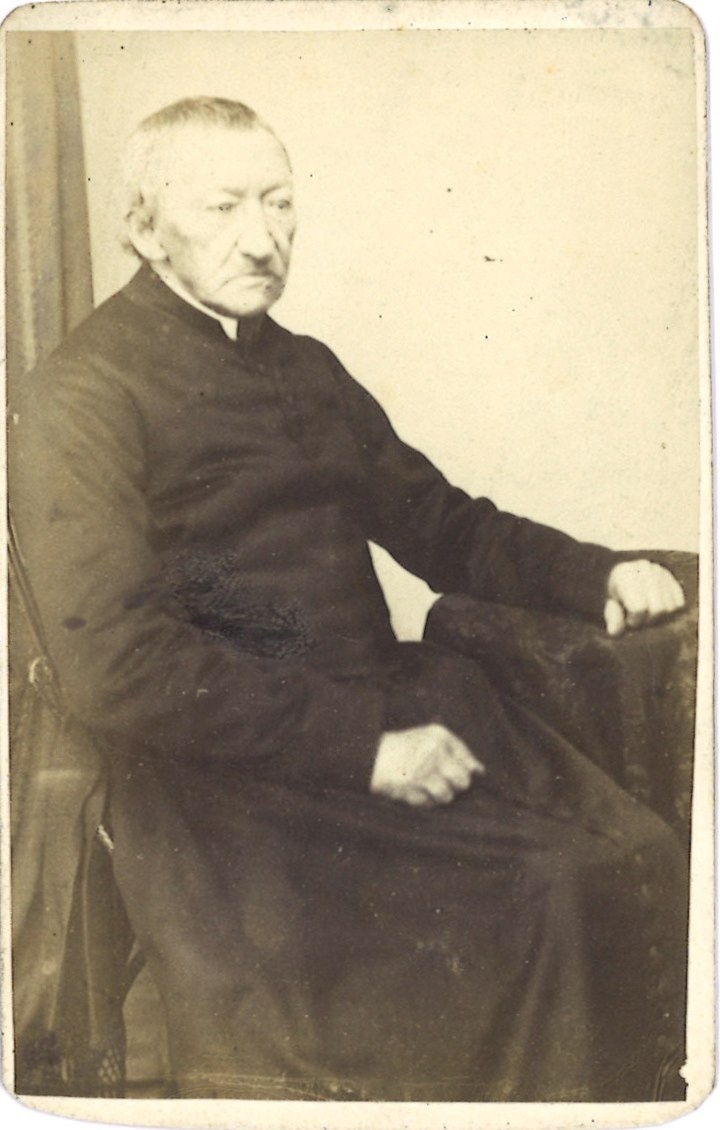 Verzameling van 51 Portretfoto's (carte-de-visite) van geestelijken: Prof Fröhlich Venray.