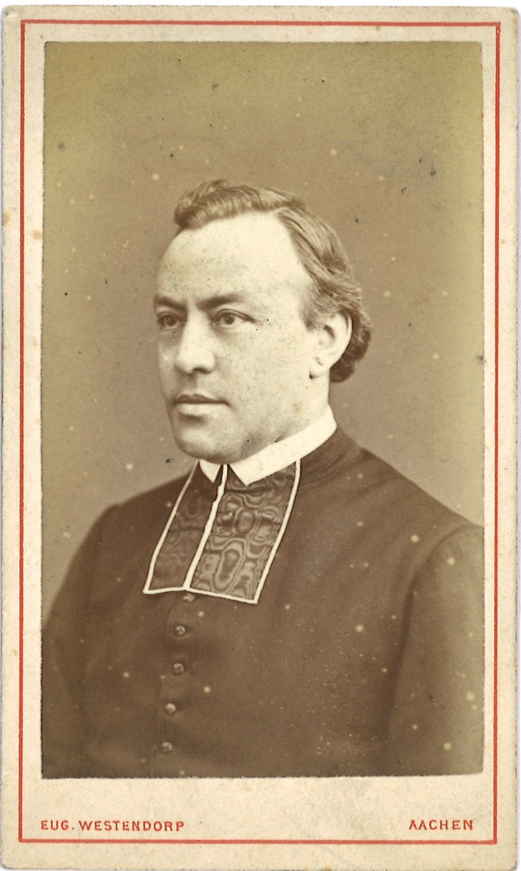 Verzameling van 51 Portretfoto's (carte-de-visite) van geestelijken: Prof. Everts, directeur van Rolduc.