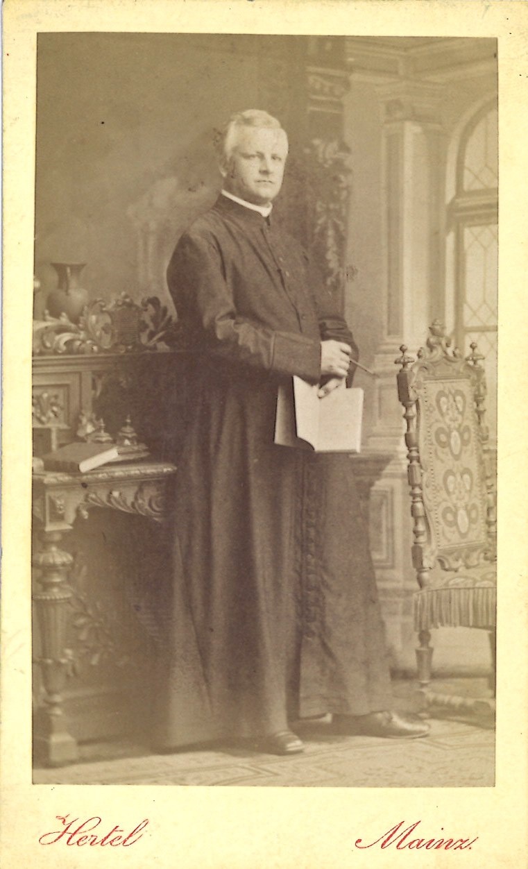 Verzameling van 51 Portretfoto's (carte-de-visite) van geestelijken: onbekende priester.