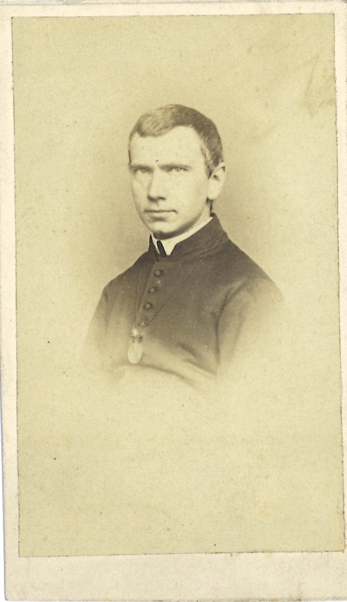 Verzameling van 51 Portretfoto's (carte-de-visite) van geestelijken: kapelaan Evers te Veghel.