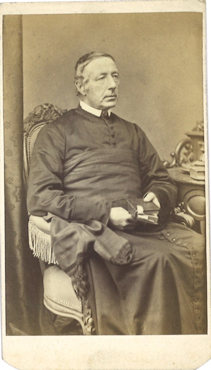 Verzameling van 51 Portretfoto's (carte-de-visite) van geestelijken: Pastoor Driessen te Swalmen.